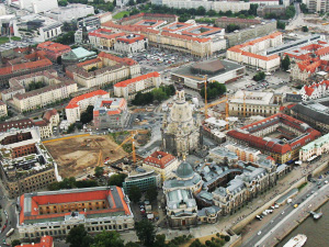 Ein weiteres Luftbild, wo man die ganzen Baumaßnahmen rund um die Frauenkirche ersehen kann