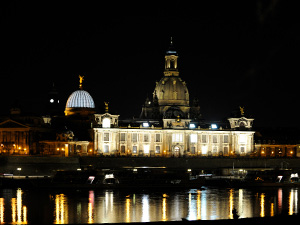 Eine schöne Nachtaufnahme mit Blick auf die Altstadt und der Frauenkirche